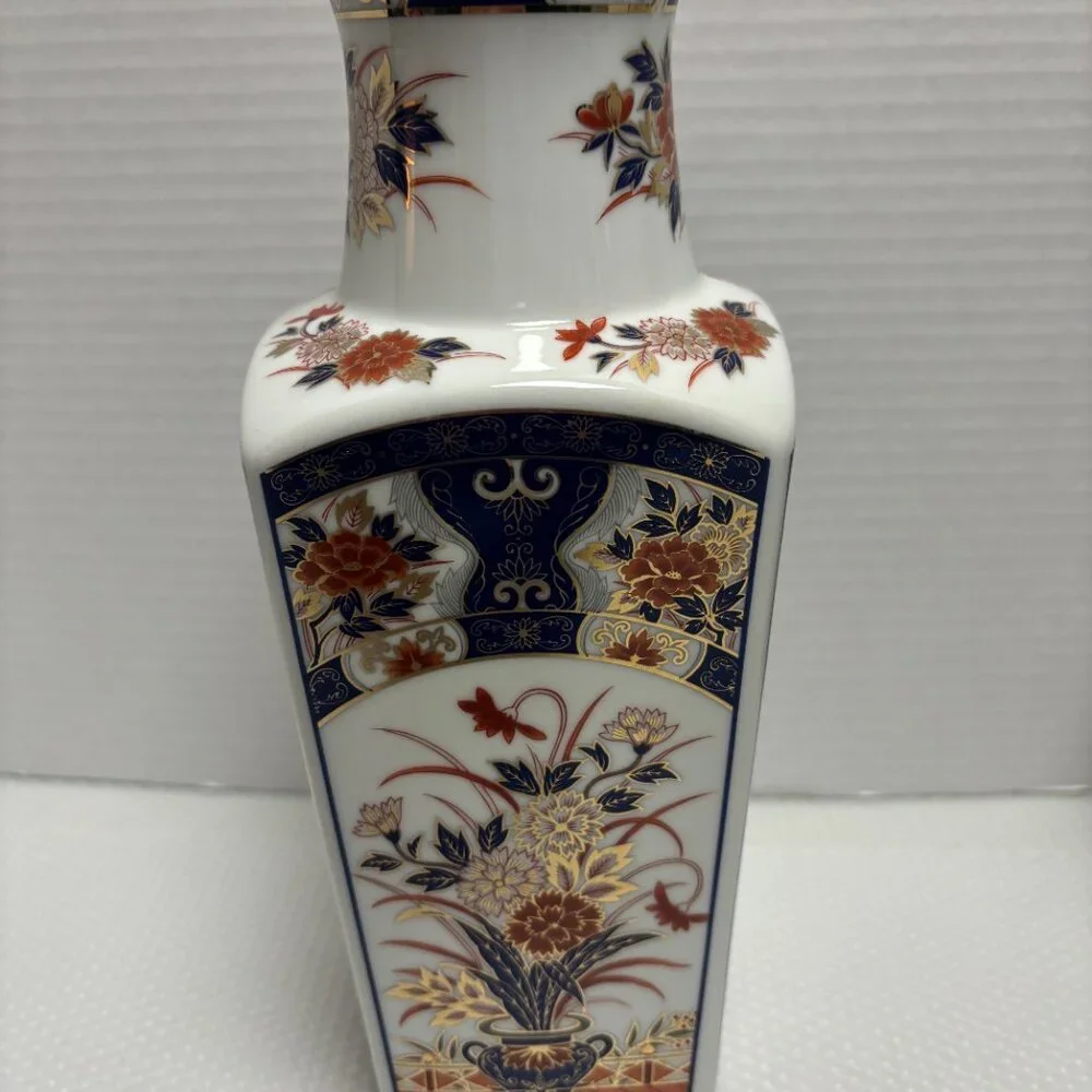 Japanese Imari Porcelain Vase with colorful floral Decoration